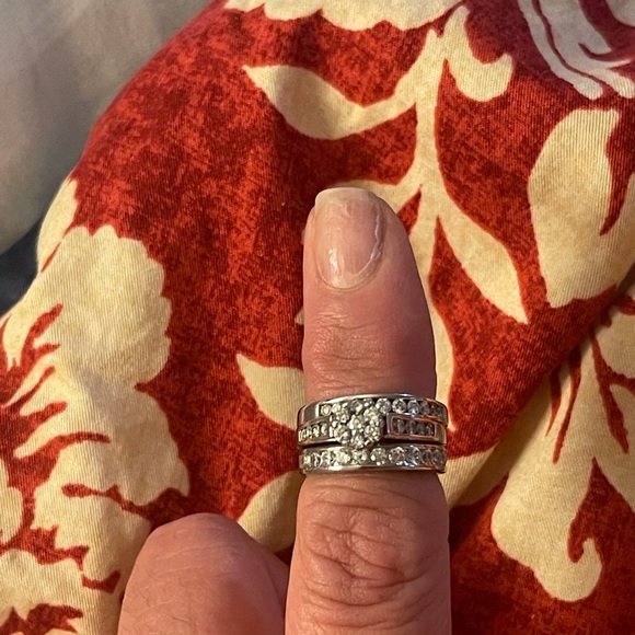 14kt white gold and diamond engagement and wedding bands. Size 6 - Picture 7 of 8